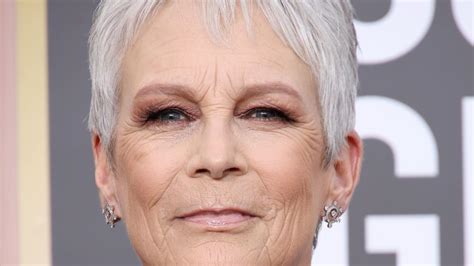 Jamie Lee Curtis Posts Throwback Topless Pool Pic at 50:。